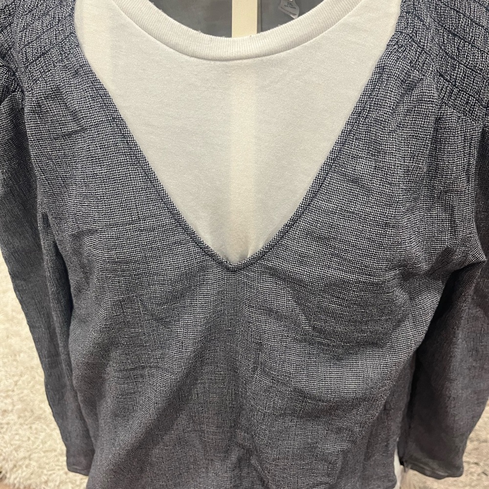Maternity shirt. Can xs but can fit up to medium/large